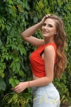 Julia, 28