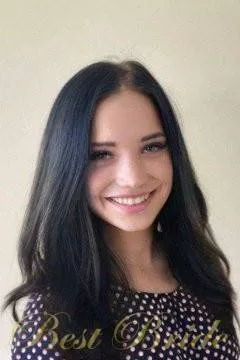Veronika, 25