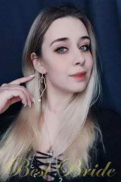 Alexandra, 27