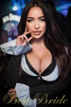 Larisa, 27