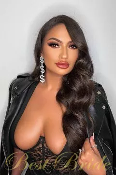 Daniela, 27