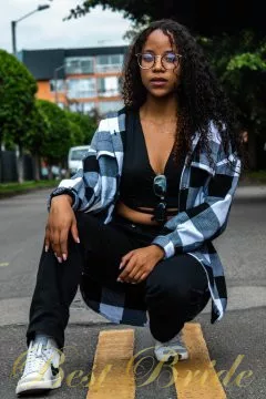 Alejandra, 25