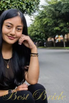 Valentina, 24