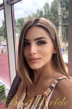Yuliia, 32