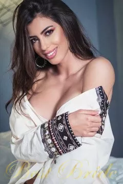 Camila, 30