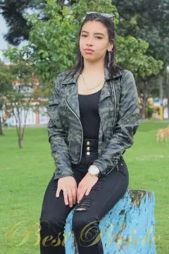 Laura, 22
