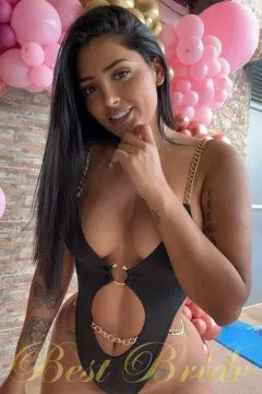 Paola Alejandra, 32