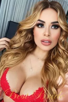 Andrea Fernanda, 33